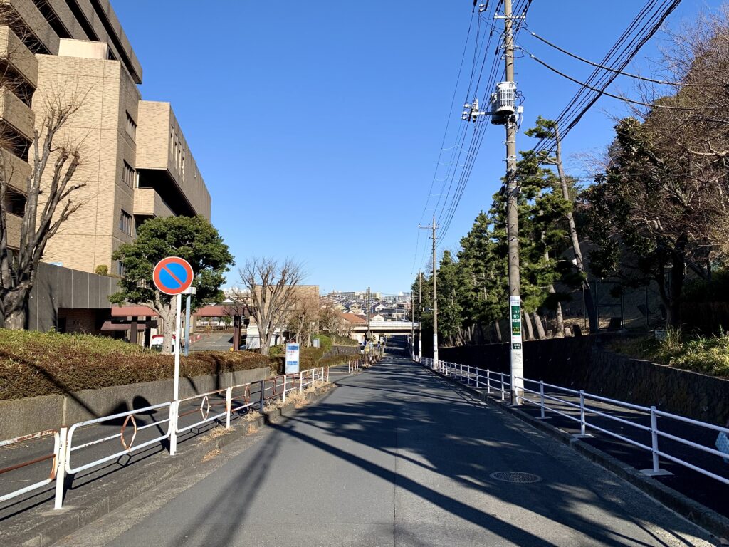 横浜市南部病院前の坂道