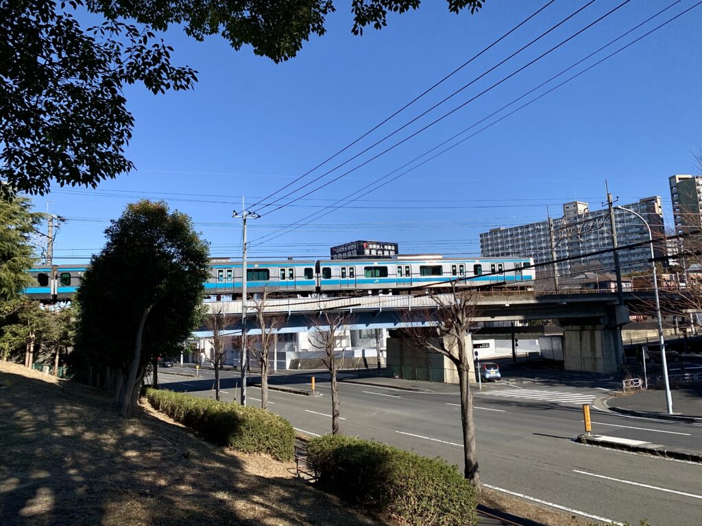 港南台中央公園から見る根岸線