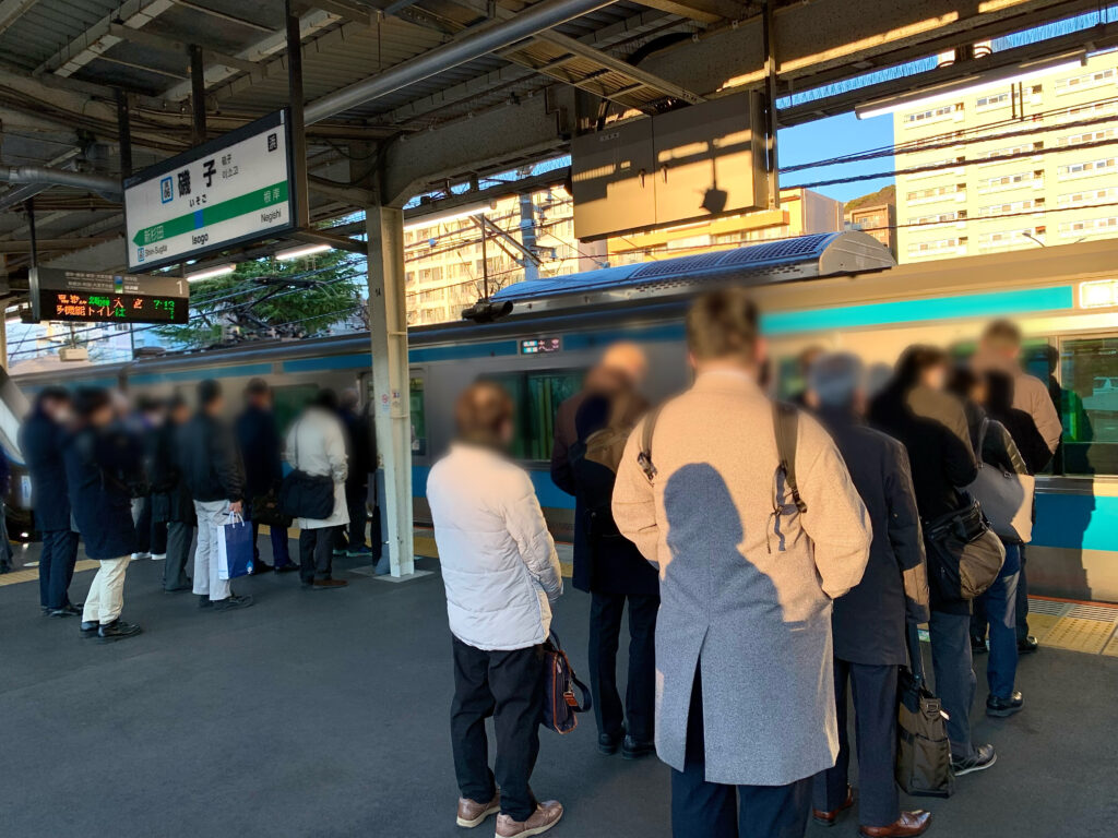 磯子駅：平日のホーム状況