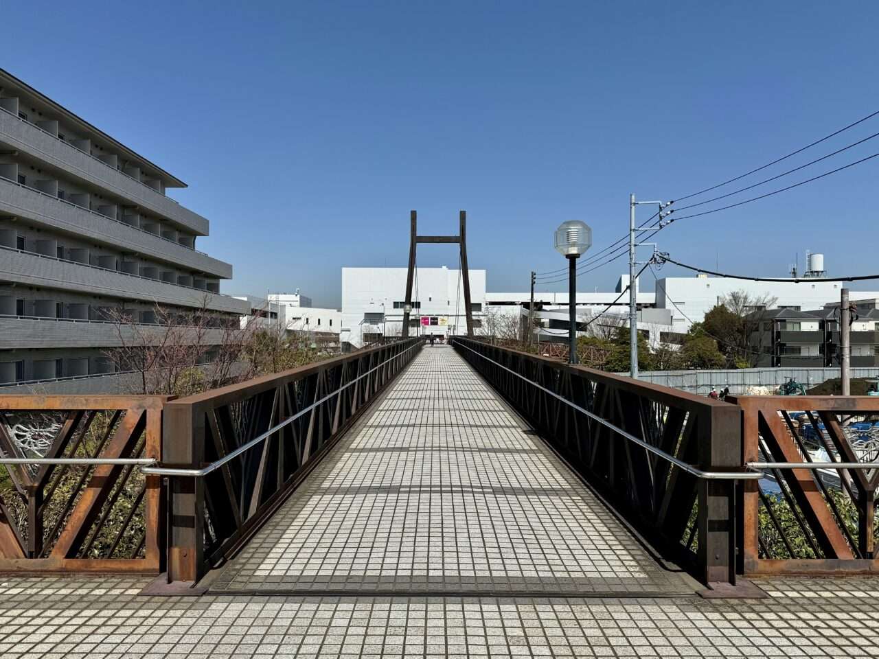 建設地西側の陸橋通路